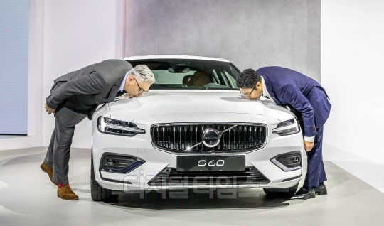 닉 코너(왼쪽) 볼보자동차 APEC 총괄과 이윤모 볼보자동차코리아 대표이사가 27일 서울 중구 웨스틴 조선 서울에서 열린 볼보자동차코리아 신차 공개 행사에서 신형 S60 차량에 입맞춤을 하고 있다. 이슬기기자 9904sul@